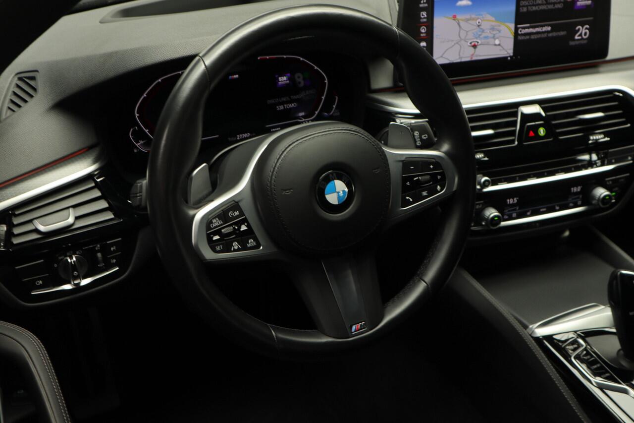 BMW 5-SERIE Touring 520i M-Sport HUD Matrix DAP ACC Leer PDC Elektr. uitklapbaar trekhaak Elektr. bedienbaar achterklep Navi Camera Climate (3-zone) Memory seats PDC Zwarte binnenhemel LM velgen BTW auto