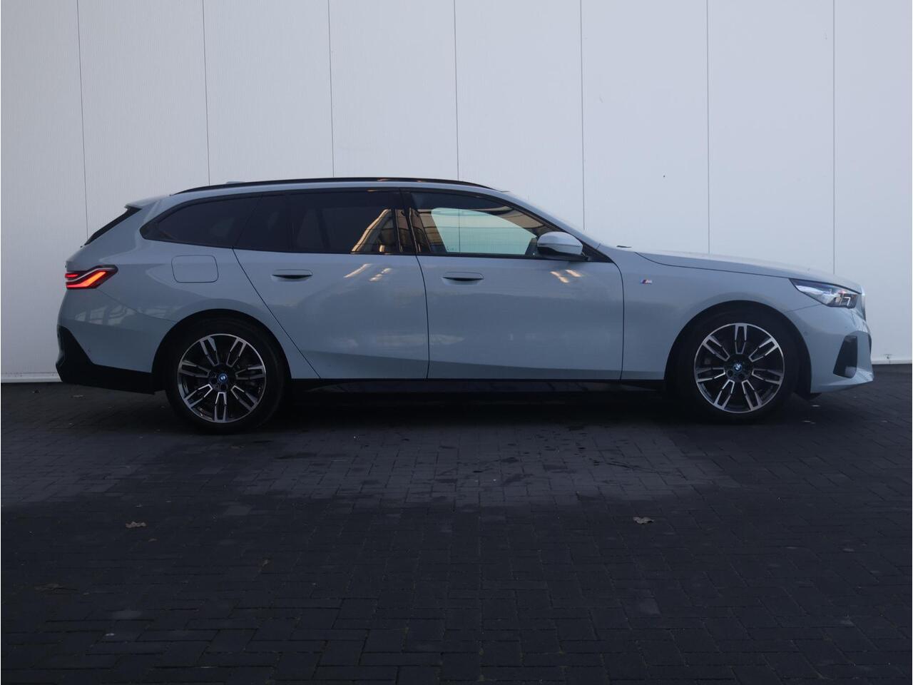 BMW 5-SERIE Touring 530e M Sportpakket/ Elektrische Trekhaak/ Achteruitrijcamera/ Panoramadak/ Stoelverwarming