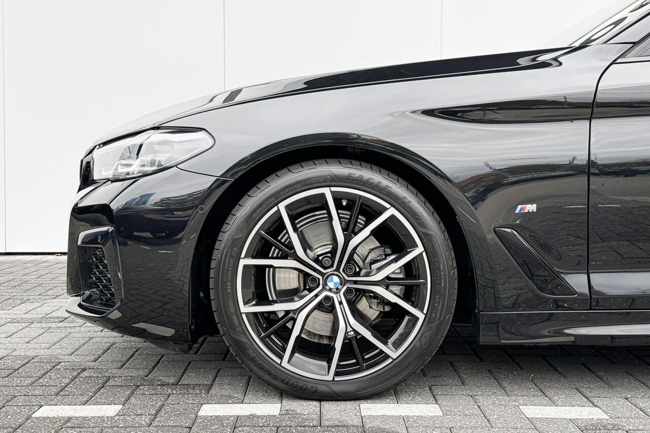 BMW 5-SERIE Touring 520i M Sport | Trekhaak | Panoramadak
