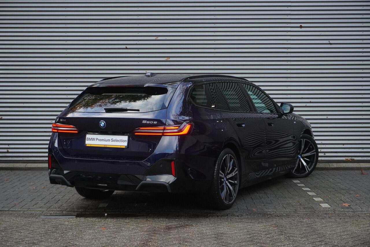 BMW 5-SERIE Touring 550e xDrive M Sportpakket Pro | Innovation Pack | Glazen panoramadak | Comfort Access | Trekhaak met elektrisch wegklapbare kogel