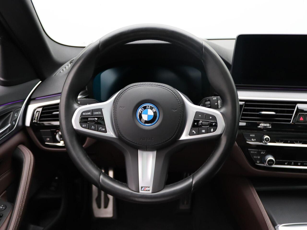 BMW 5-SERIE Touring 530e High Executive | M Sportpakket | Parking Pack | Trekhaak | Panoramadak | Laserlight | 18''