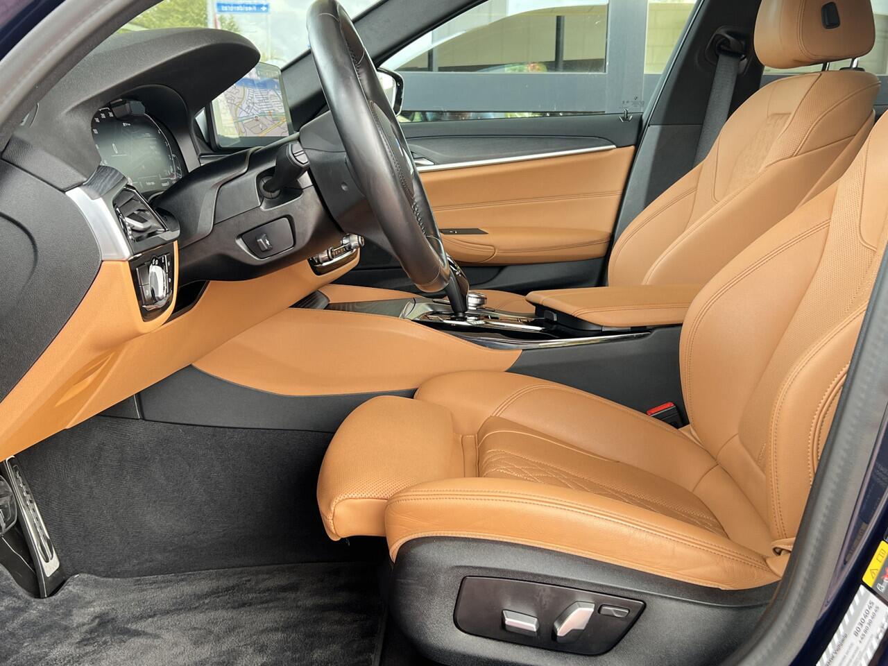 BMW 5-SERIE Touring 530e M-Sport Plus Panoramadak Driving Ass Prof Keyless Rondzicht Camera Elek Stoelen Stoel + Stuurverwarming ACC DAB Head-Up Shadow Line BTW Tansanit Plug In Hybride 1e Eigenaar BTW Auto