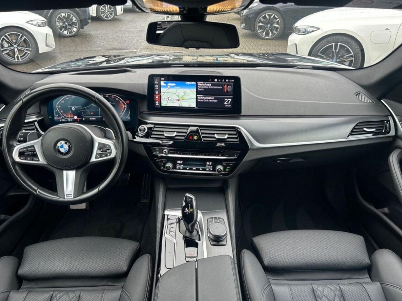 BMW 5-SERIE Touring 530d M Sport 286 PK Head Up Trekhaak LED Laser Sportstoelen 18 Inch Sensatec Leder