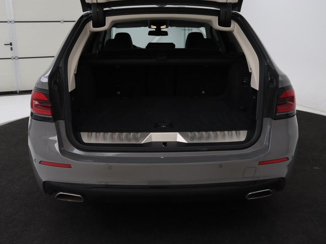 BMW 5-SERIE 530e High Executive| Head-Up | Leder | Stoelverwarming | Camera | Carplay | Live Cockpit | Naviagtie | Park Assist | Full LED