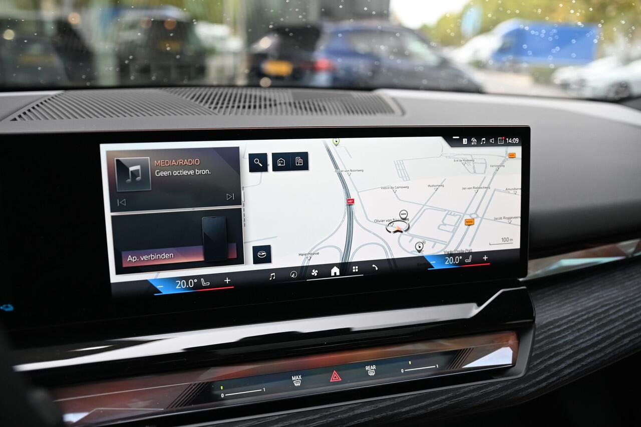 BMW 5-SERIE 550e xDrive M Sport Automaat / Panoramadak / Stoelverwarming / Adaptieve LED / Driving Assistant / 19" LMV