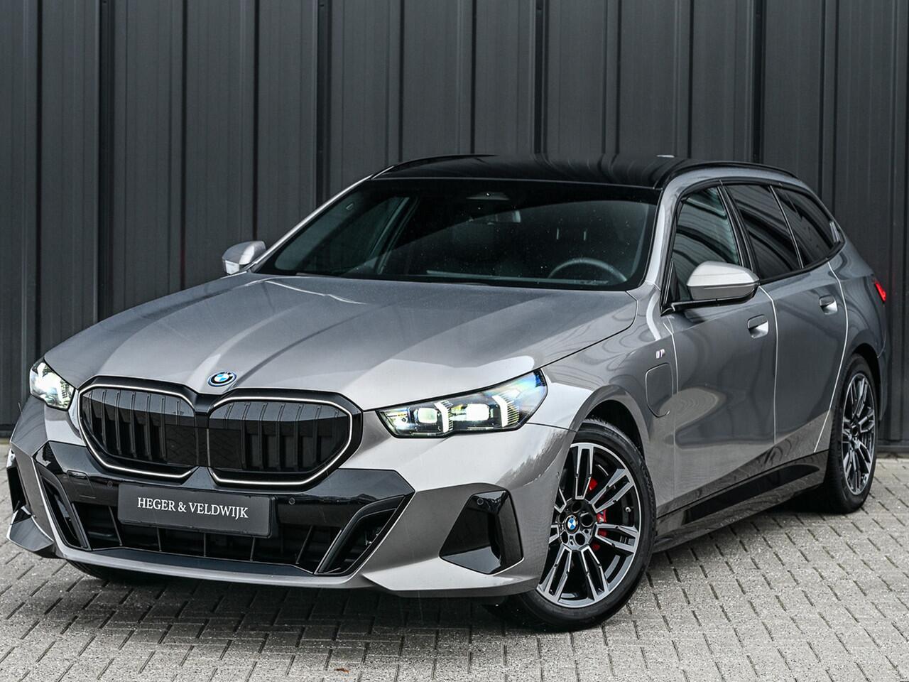 BMW 5-SERIE Touring 530e xDrive · M Sportpaket Pro ·Harman Kardon · M Sport Suspension · Adaptive Led · Driving Assistant Plus · Ambient Light · Bmw Iconic Glow · M Sport Brake, Red · Shadowline Lights · Panorama Glass Roof