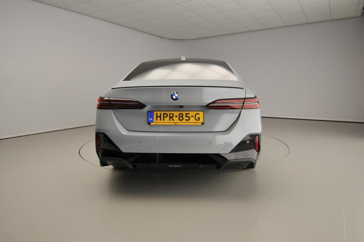 BMW 5-SERIE Sedan 520d | M-Sportpakket | LED | Leder | HUD | Trekhaak | Schuifdak | Active cruise | DAb | Bowers & Wilkins sound | Alu 21 inch | Ekris Selection