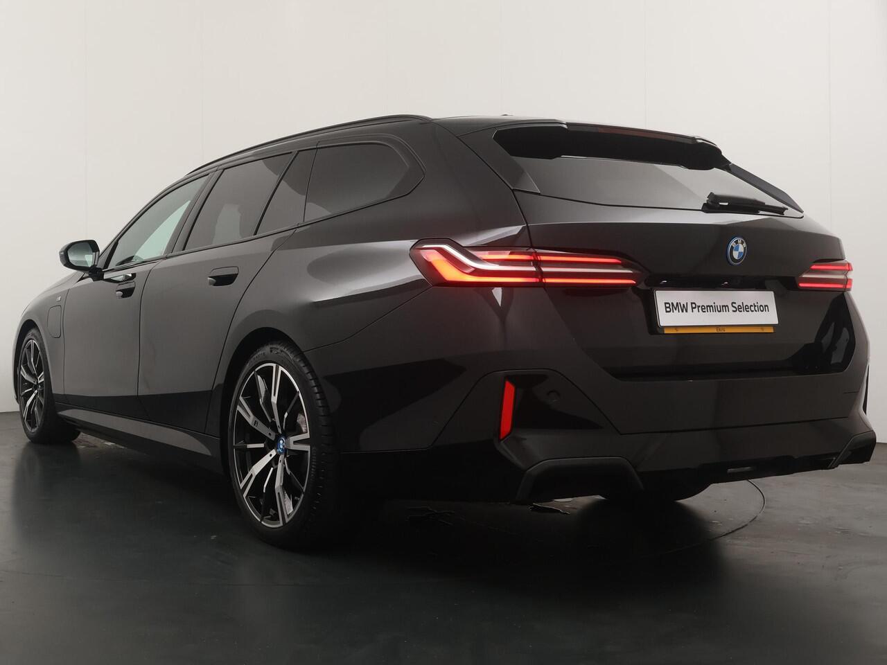 BMW 5-SERIE Touring 530e M Sportpakket | Panoramadak | Trekhaak | Driving Assistant Plus | Harman Kardon |