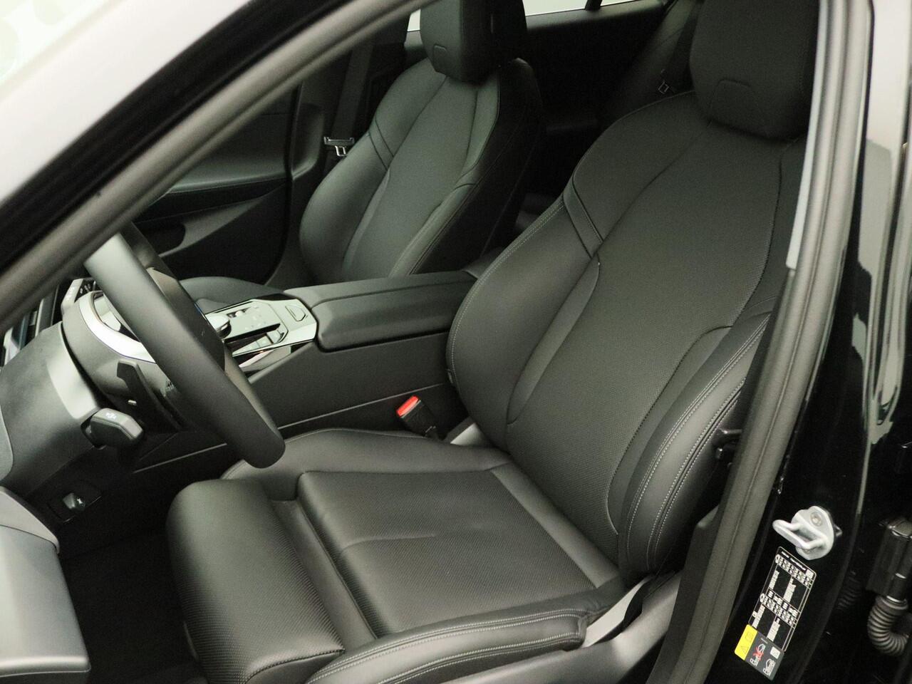 BMW 5-SERIE Touring 550e xDrive Driving Assistant | Achteruitrijcamera | Stoelventilatie | Harman-Kardon | Trekhaak | 19''