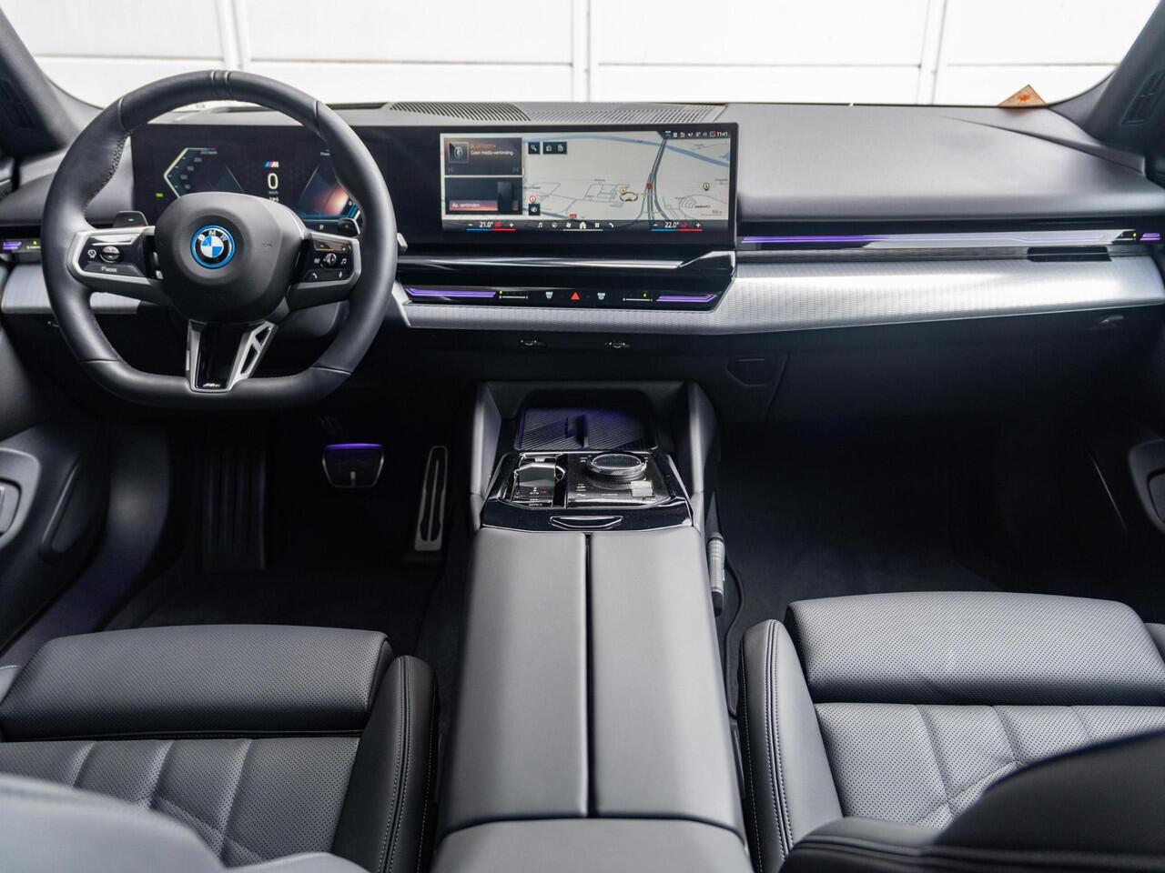 BMW 5-SERIE Sedan 530e | M Sportpakket Pro | Innovation Pack | Stuurwielrand verwarmd | Comfort Access | Panoramadak | Stoelverwarming | Harman-Kardon