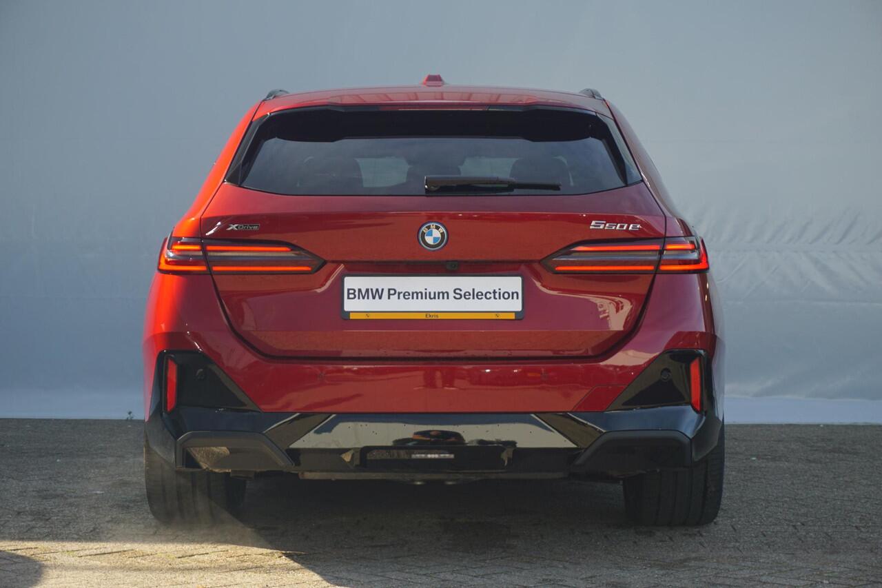 BMW 5-SERIE Touring 550e xDrive M Sportpakket Pro Panoramadak / Driving Assistant Professional / Bowers & Wilkins / Stoelventilatie / Trekhaak