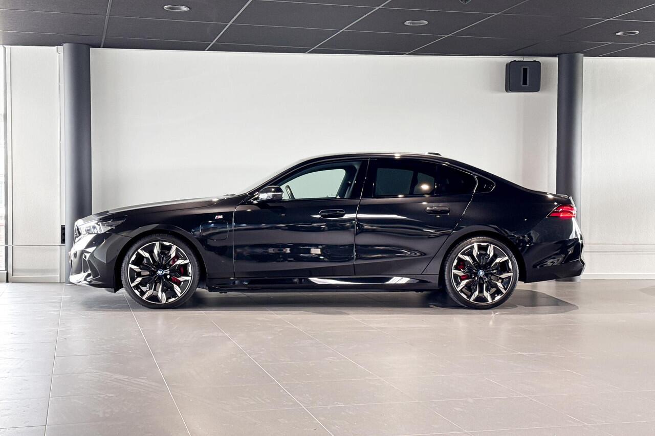 BMW 5-SERIE Sedan 550e xDrive | M Sport Pro | Bowers & Wilkins | Glazen Panoramadak | Head-up Display |