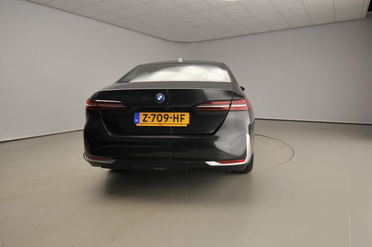 BMW 5-SERIE Sedan 530e | LED | HUD | Sportstoelen | Chrome line | Stoelverwarming | Keyles go | DAB | Alu 19 inch