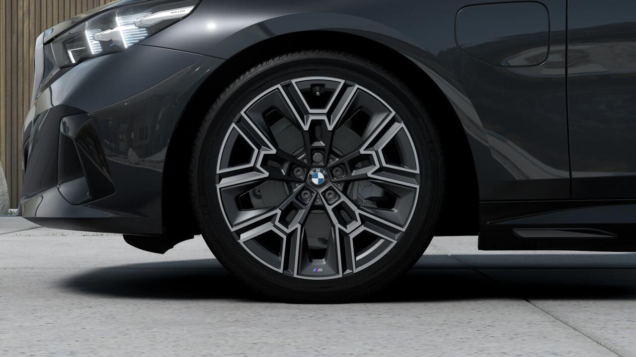 BMW 5-SERIE Touring 530e High Executive M Sport Automaat / Panoramadak / Adaptieve LED / Parking Assistant Plus / M Sportonderstel / Live Cockpit Professional / Stoelverwarming