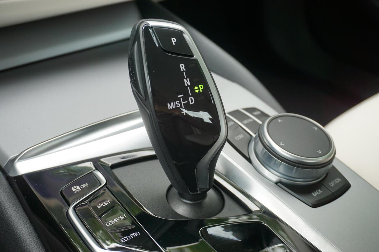 BMW 5-SERIE Sedan 520i Active Cruise | Head-Up | Comfortstoel | Parking Assistant | HiFi System