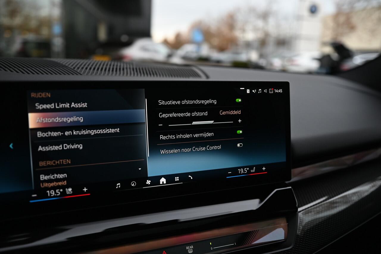 BMW 5-SERIE Touring 530e M Sport Automaat / Panoramadak / Trekhaak / Bowers & Wilkins / Adaptieve LED / Comfort Access / Parking Assistant Plus / Stuurverwarming