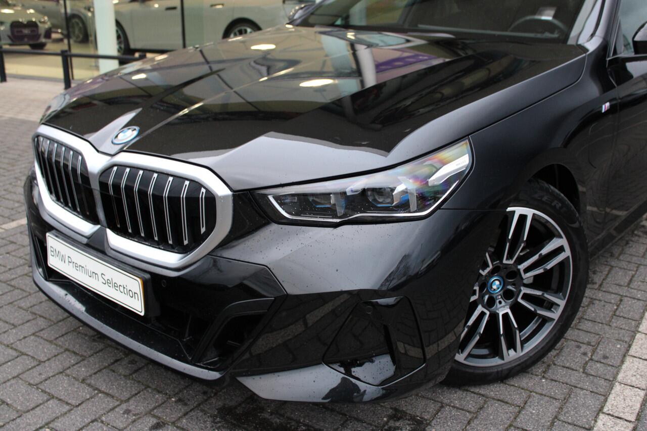 BMW 5-SERIE Touring 530e M Sport Automaat / Panoramadak / Trekhaak / Achteruitrijcamera / Adaptieve LED / M Sportonderstel / Stoelverwarming