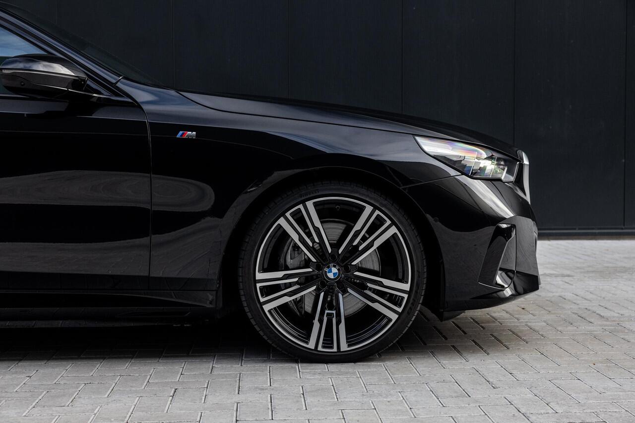 BMW 5-SERIE 550e xDrive | M-Pakket | Comfortstoelen + Memory | Adaptief Onderstel | Comfort-Pakket | Panoramadak | Driving Assistant Professional | Shadow Line | Adaptieve LED Verlichting | DAB | Bowers & Wilkins Surround |