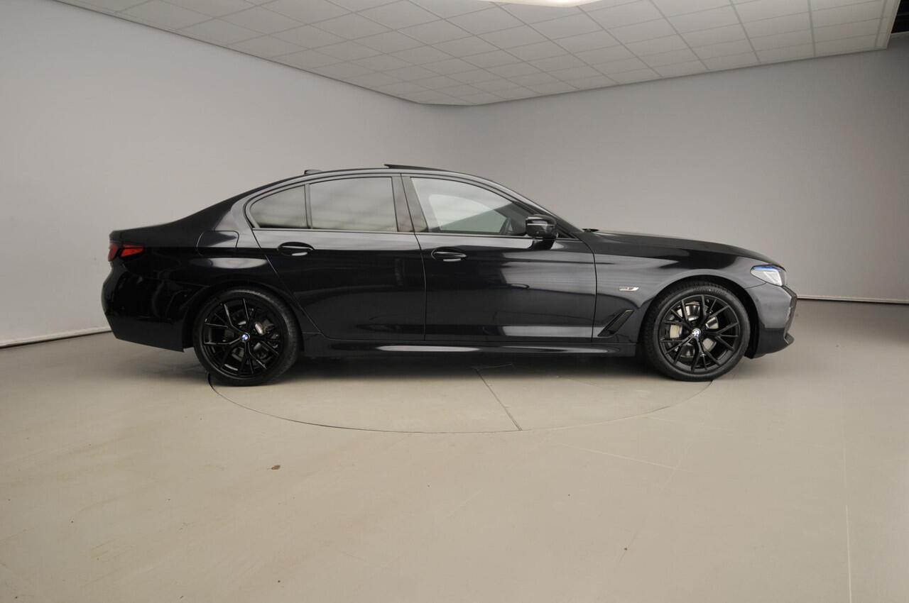 BMW 5-SERIE Sedan 530e | M-Sportpakket | Laserlicht | Leder | Navigatie | Active cruise | Schuifdak | trekhaak | DAB | Hifi speakers | Alu 19 inch