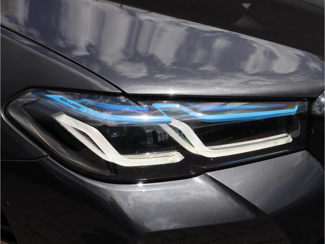 BMW 5-SERIE Sedan 545e xDrive High Executive M Sport Pakket Automaat / Live Cockpit Professional / Schuif-/kanteldak / Comfortstoelen / 20 Inch / M Sportremsysteem / Laserlicht / Driving Assistant Professional / Hifi / Stoelventilatie