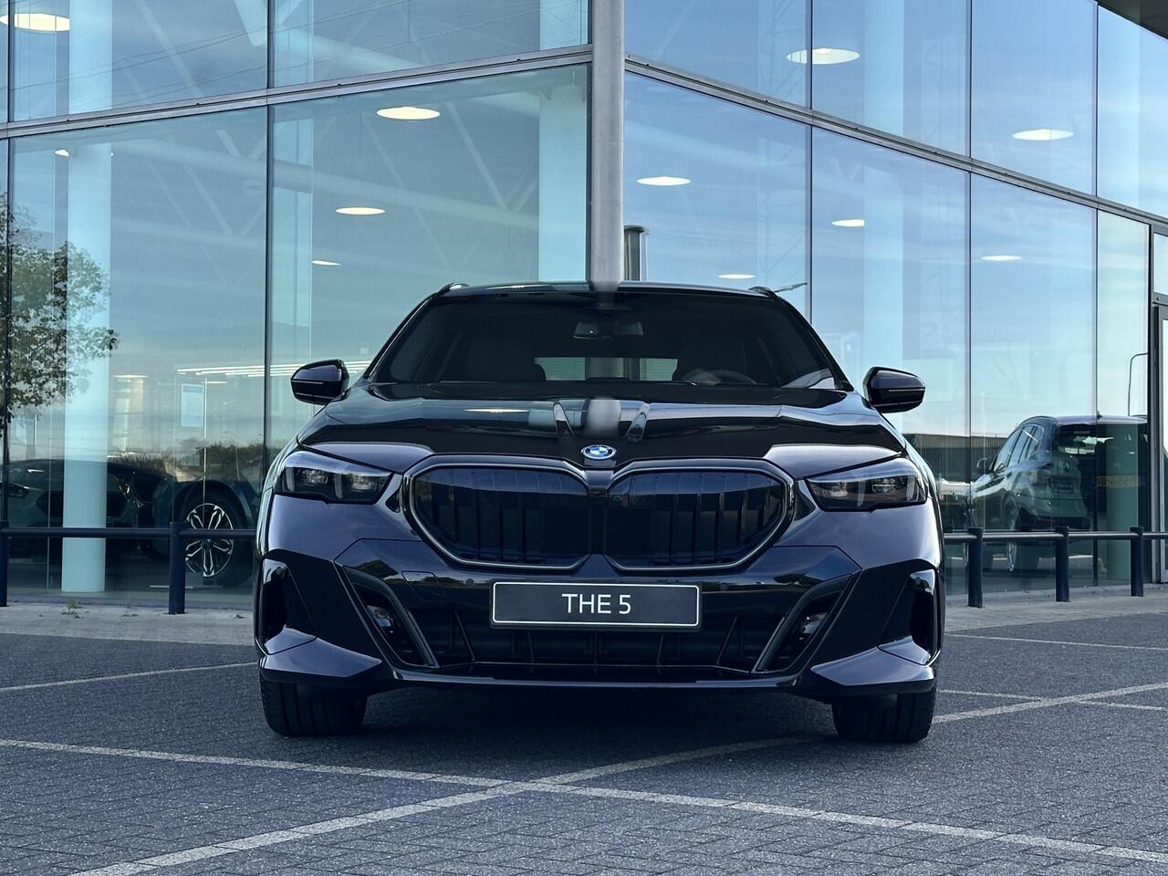 BMW 5-SERIE Touring 530e M Sport Automaat / Trekhaak / Adaptieve LED / Parking Assistant Plus / Comfort Access / M Sportonderstel / Live Cockpit Professional