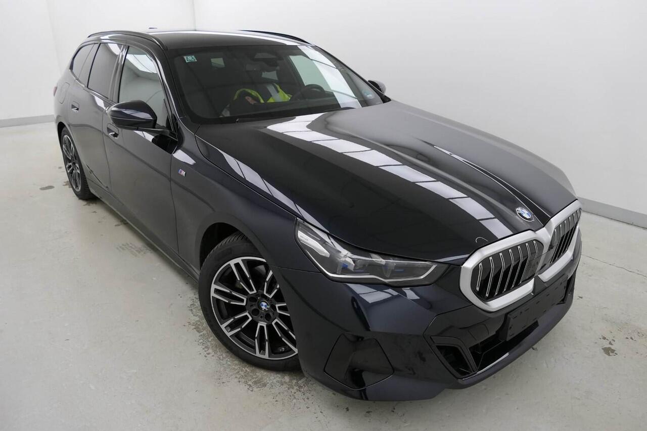 BMW 5-SERIE Touring 520i M-Sport | Panorama | Driving Assistant Plus | Harman Kardon | Standkachel | Trekhaak | Carbon interieurlijsten Mild Hybrid