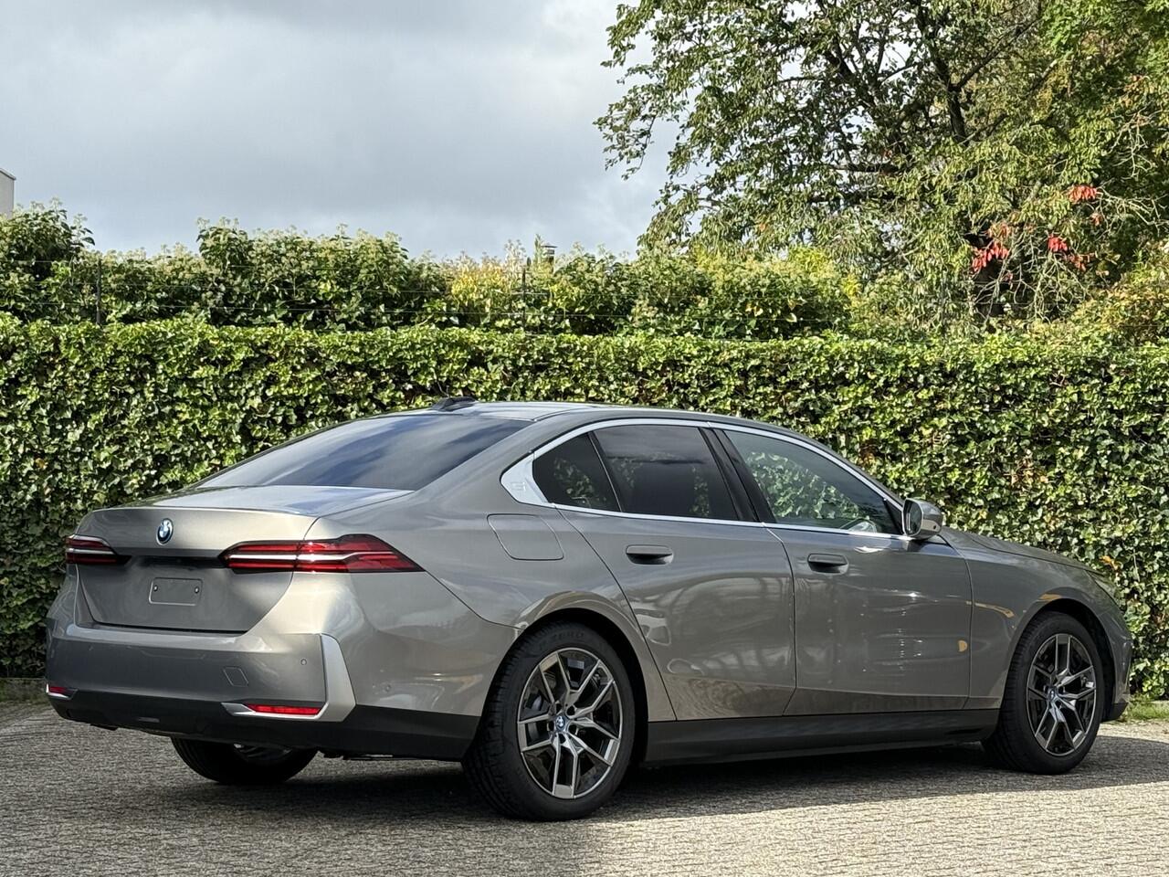 BMW 5-SERIE Sedan 530e | Harman/kardon | Panorama | 360 cam | 4x stoelverw. | Stoelventilatie | 4-zone Clima