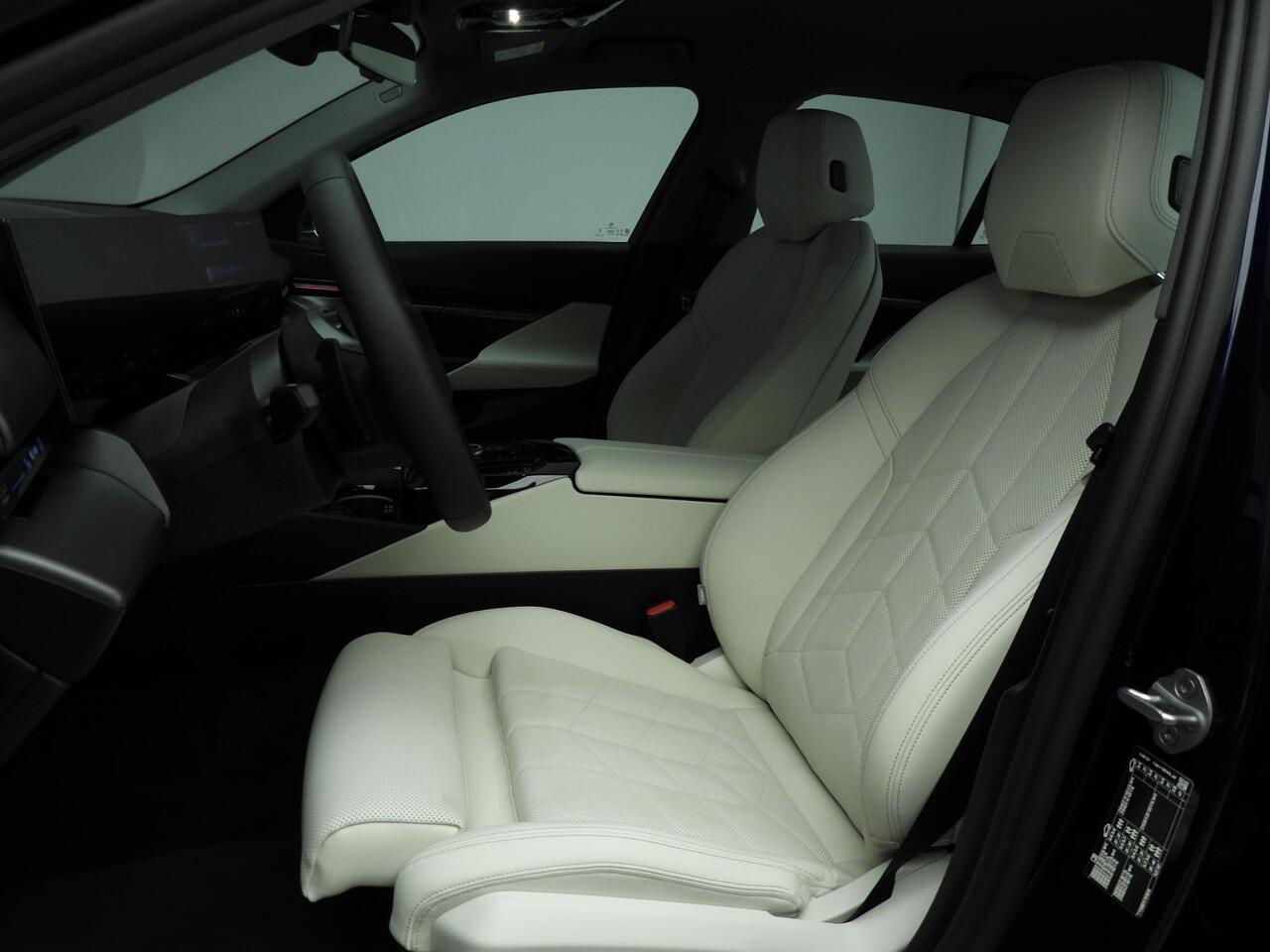 BMW 5-SERIE Sedan 520i | LED | HUD | Sportstoelen | Active cruise | Stoelverwarming | Elektr. zetels | DAB| Alu 19 inch