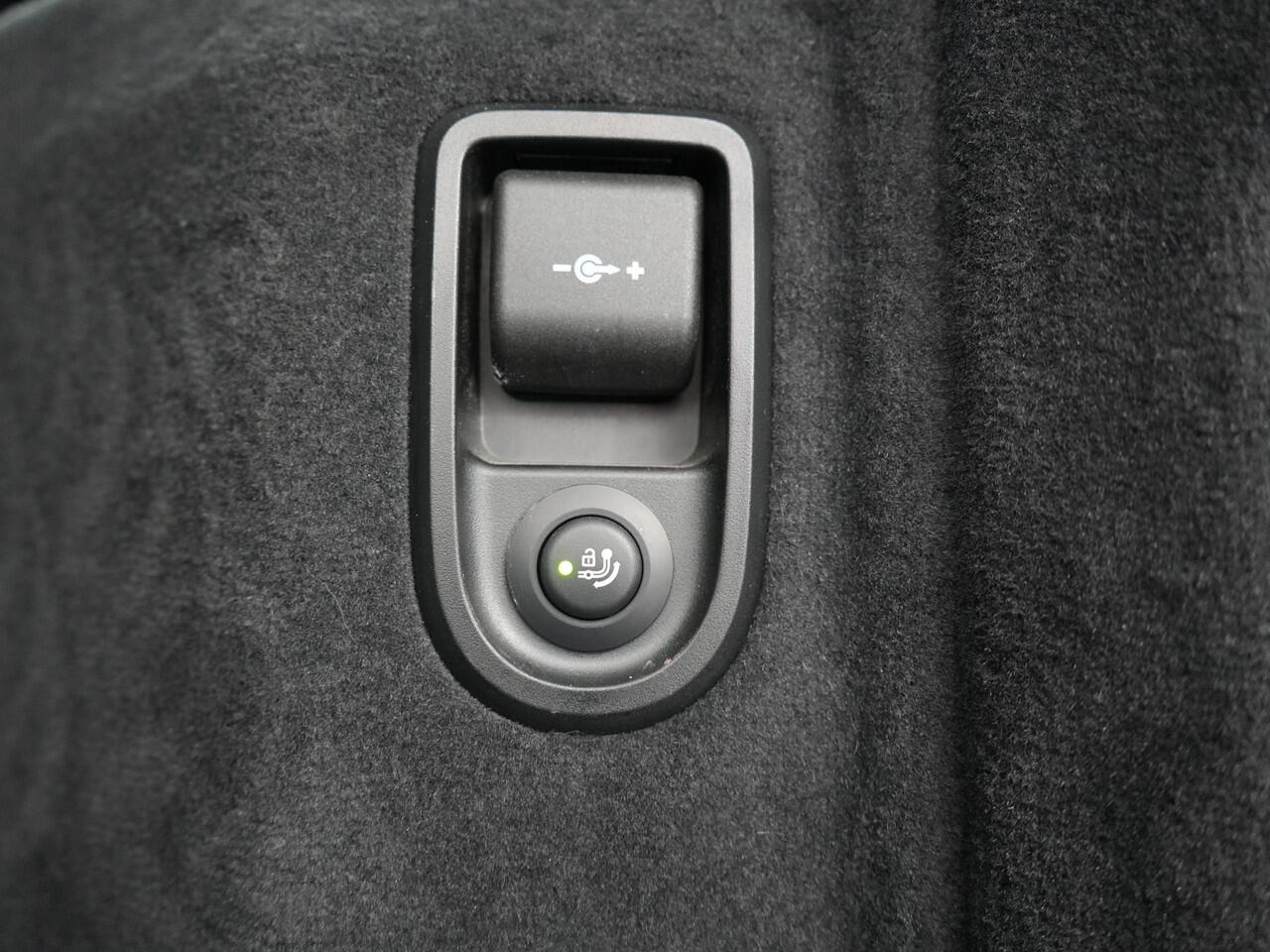 BMW 5-SERIE Touring 520e M Sport Plug In Hybrid 204pk Dealer O.H PHEV | Trekhaak af Fabriek | Adaptive Cruise | Alcantara Sportstoelen Verwarmd | Camera | Navi Pro | Sfeerverlichting | Apple Carplay |