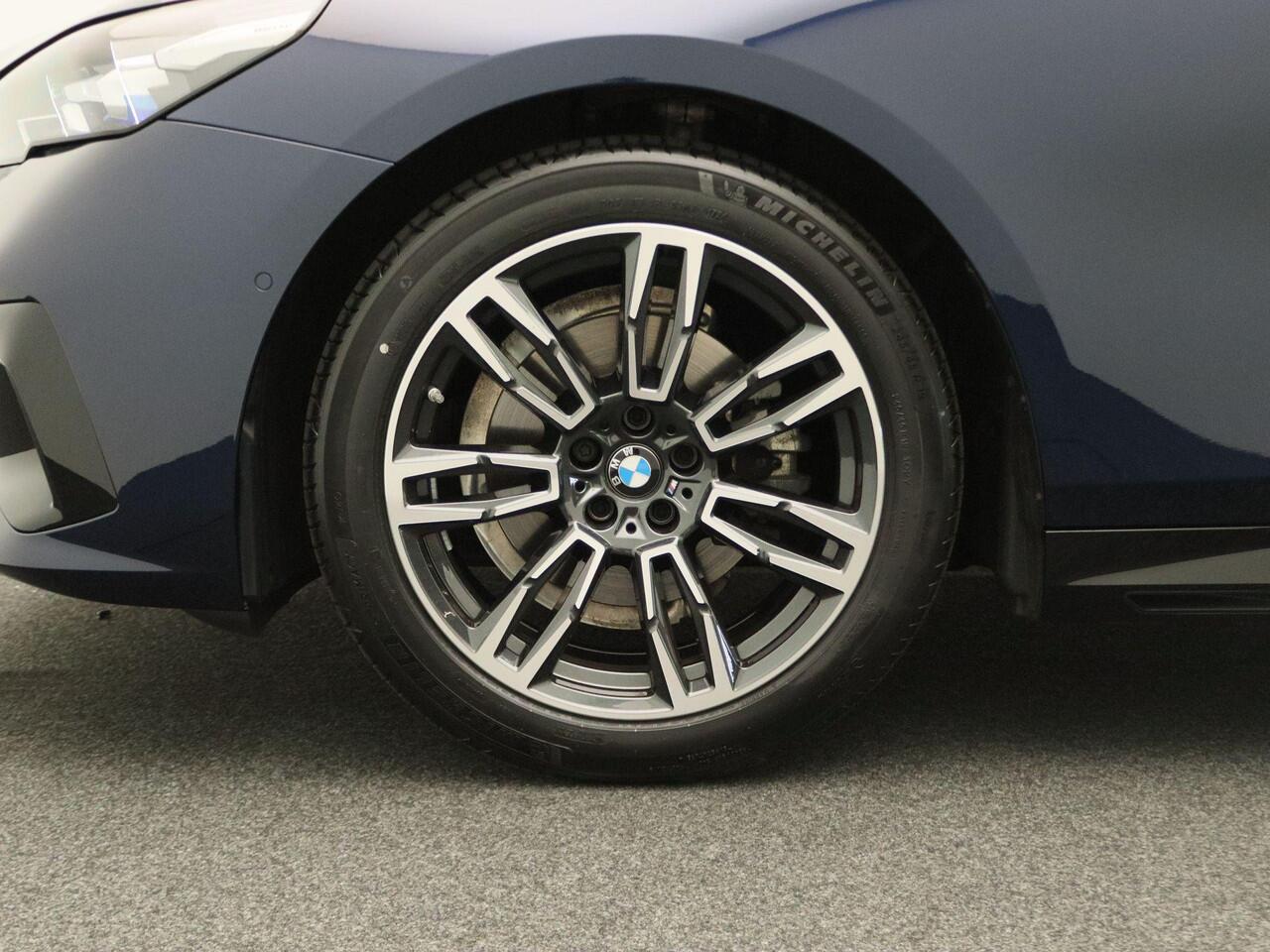 BMW 5-SERIE Touring 520d M Sportpakket | Innovation Pack | Travel Pack | Comfort Pack | Trekhaak | Harman-Kardon | 19"