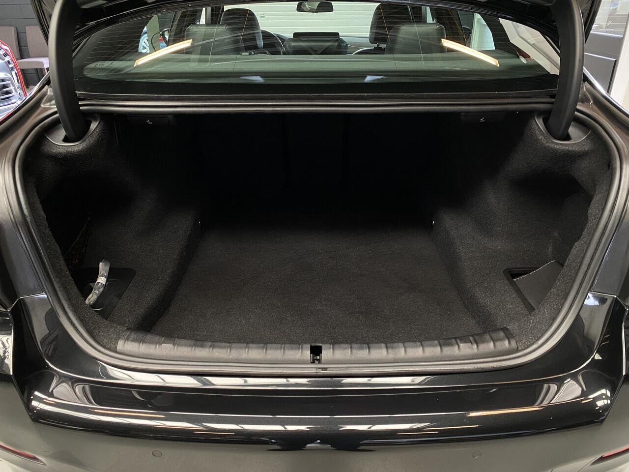 BMW 5-SERIE 520i Edition Plus M pakket, Pano, 19inch Sfeerverlichting