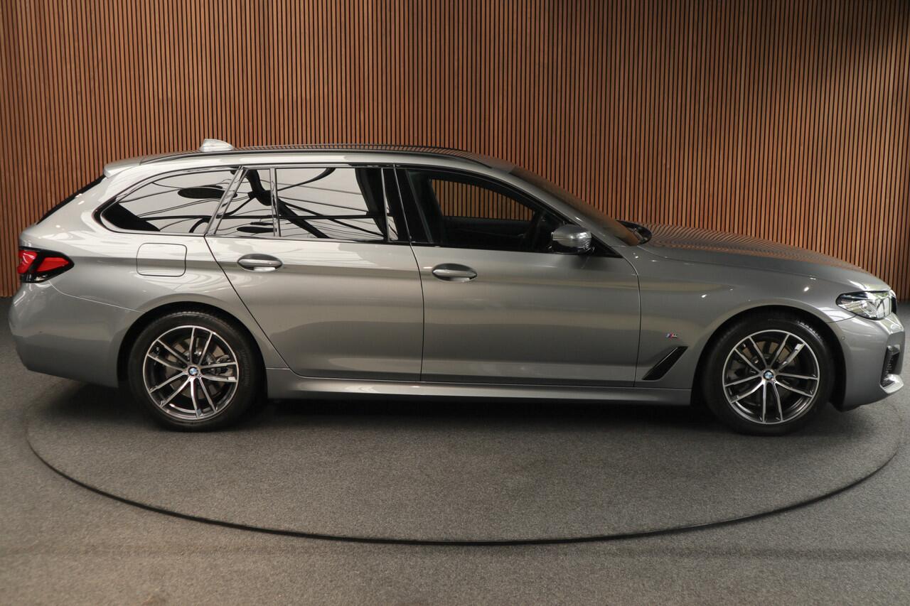 BMW 5-SERIE Touring 520i Mpakket HUD Navi Elektr. achterklep Camera Carplay Virtual Elektr. uitklapbare trekhaak Matrix ACC Stoelverwarming DAB Climate (3-zone) PDC Memory LM velgen BTW auto