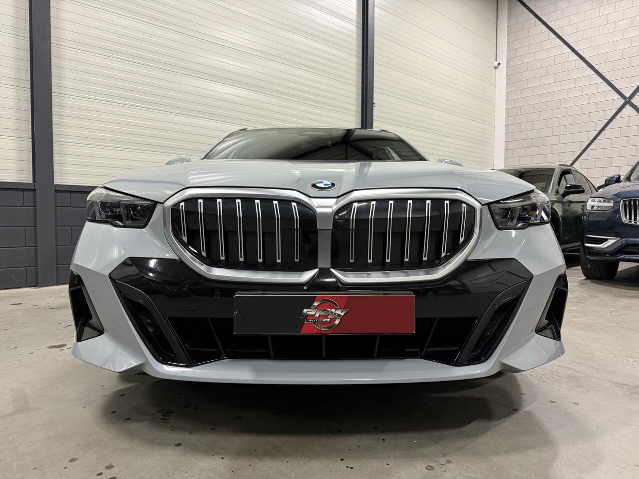 BMW 5-SERIE Touring 520i M-Sport BROOKLYN-GRAU/PANO/TREKHAAK/H&K/HEAD-UP/360CAMERA/VENTILATIE//DRIVING ASS.PRO/ADAPTIVE-LED/19"M-SPORT/STANDKACHEL/NIEUWPRIJS ¤ 94.454,-/FABRIEKS-GARANTIE