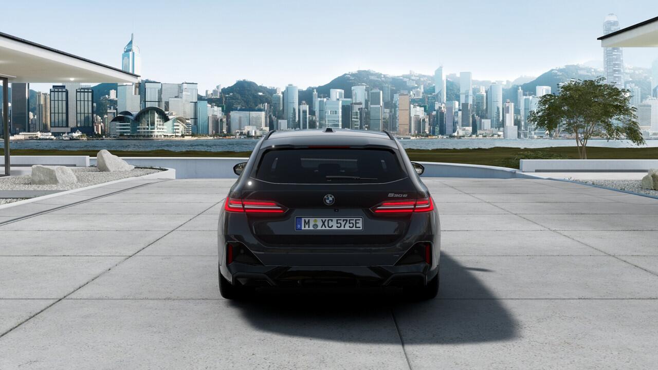 BMW 5-SERIE Touring 530e High Executive M Sport Automaat / Panoramadak / Adaptieve LED / Parking Assistant Plus / M Sportonderstel / Live Cockpit Professional / Stoelverwarming