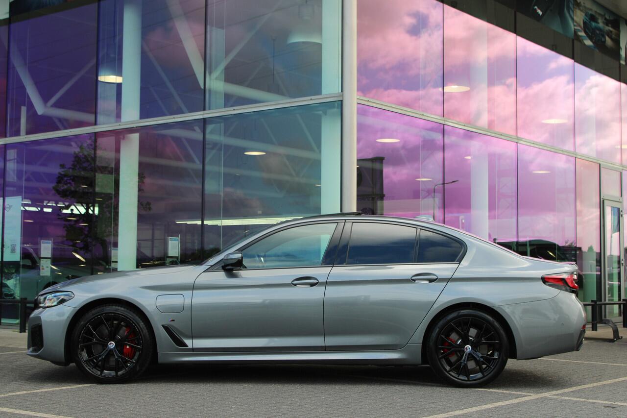 BMW 5-SERIE 530e High Executive M Sport Automaat / Schuif-kanteldak / Trekhaak / Laserlight / Achteruitrijcamera / Stoelventilatie / Head-Up / Active Steering