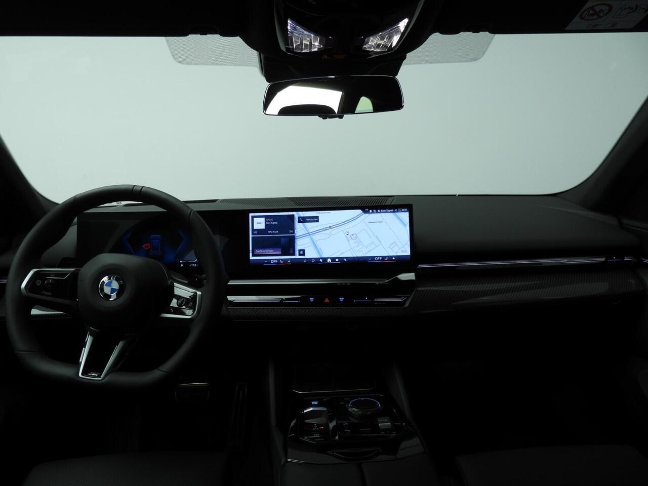 BMW 5-SERIE Touring 520d | M-Sportpakket | LED | HUD | Trekhaak | Active cruise | Keyles go | DAB | Harman-kardon sound | Alu 20 inch