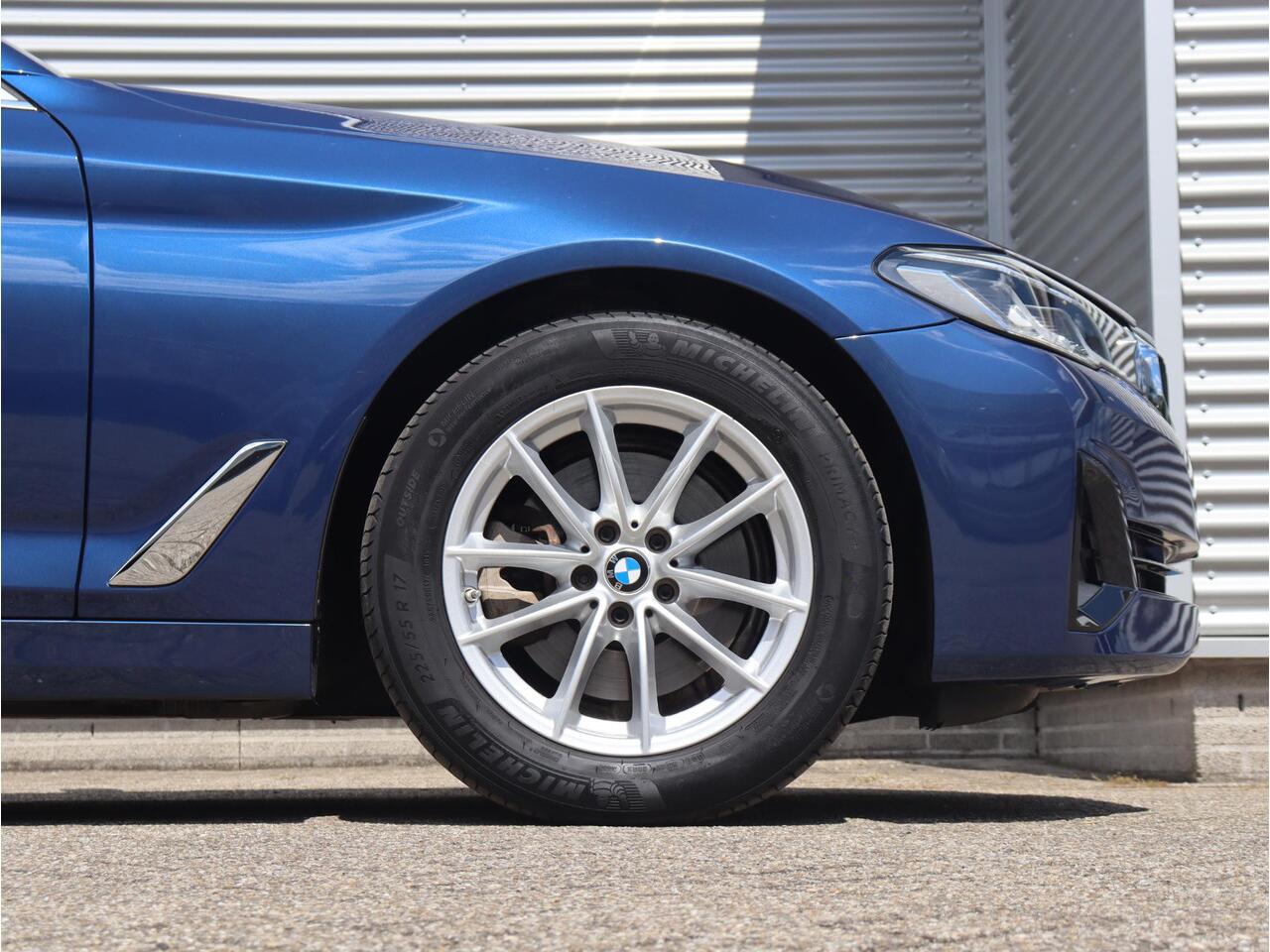 BMW 5-SERIE Sedan 520i | High Executive | Comfortstoelen | Verwamde Voorstoelen | Adaptieve LED Koplampen | Sportstuur | Climate Control | 17'' LMV