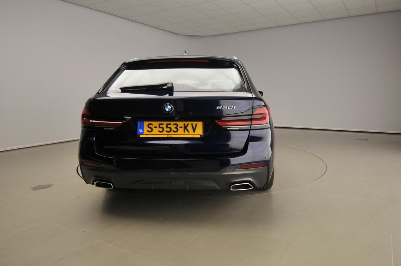 BMW 5-SERIE Touring 520i | M-Sportpakket | LED | Leder | Navigatie | Comfortzetels | Chrome line | DAB | Hifi speakers | Alu 18 inch