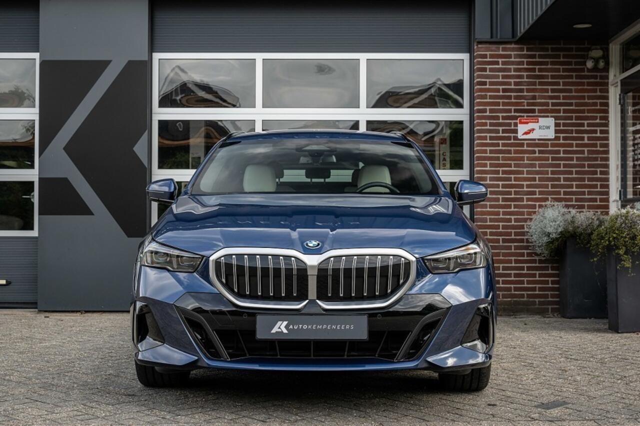 BMW 5-SERIE 530e xDrive M Sport | Driving Ass. Plus | Keyless | Leder | H/K | Camera | Trekhaak | Adapt. led |