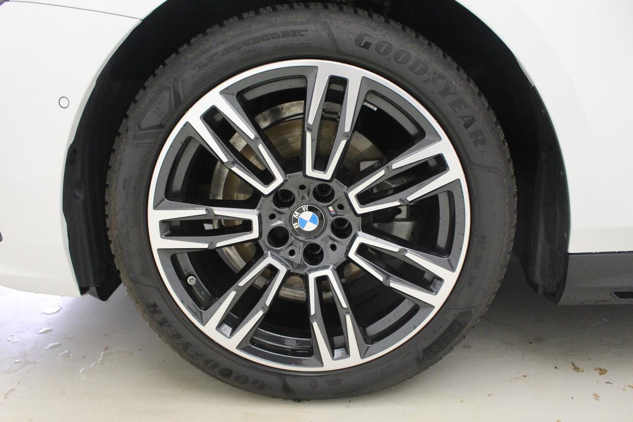 BMW 5-SERIE Touring 520i M-Sport | Driving Assistant Plus | Harman Kardon | Panorama | Standkachel | Trekhaak | Mild Hybid