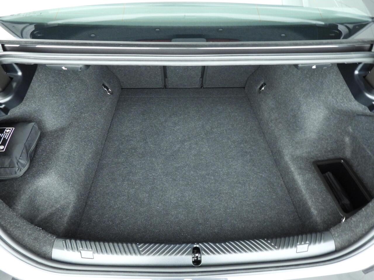 BMW 5-SERIE Sedan 530e | M-Sportpakket | LED | Navigatie | Sportstoelen | Chrome line | Active cruise | DAB | Bowers @ Wilkins sound | Alu 20 inch