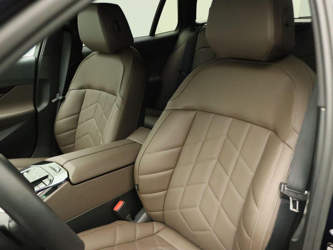 BMW 5-SERIE Touring 520d M Sportpakket | Innovation Pack | Travel Pack | Comfort Pack | Trekhaak | Harman-Kardon | 19"