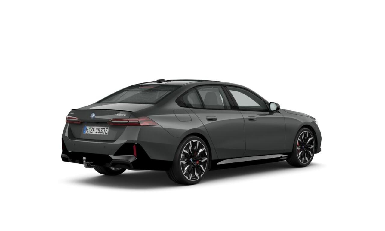 BMW 5-SERIE 550e xDrive | 21 Inch | M-Sportpakket Pro | Innovation Pack | Comfort Pack | Travel Pack | Panoramadak | Trekhaak