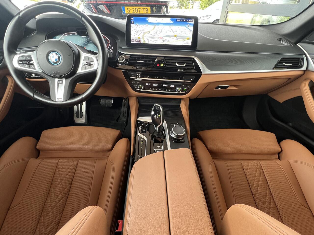 BMW 5-SERIE Touring 530e M-Sport Plus Panoramadak Driving Ass Prof Keyless Rondzicht Camera Elek Stoelen Stoel + Stuurverwarming ACC DAB Head-Up Shadow Line BTW Tansanit Plug In Hybride 1e Eigenaar BTW Auto