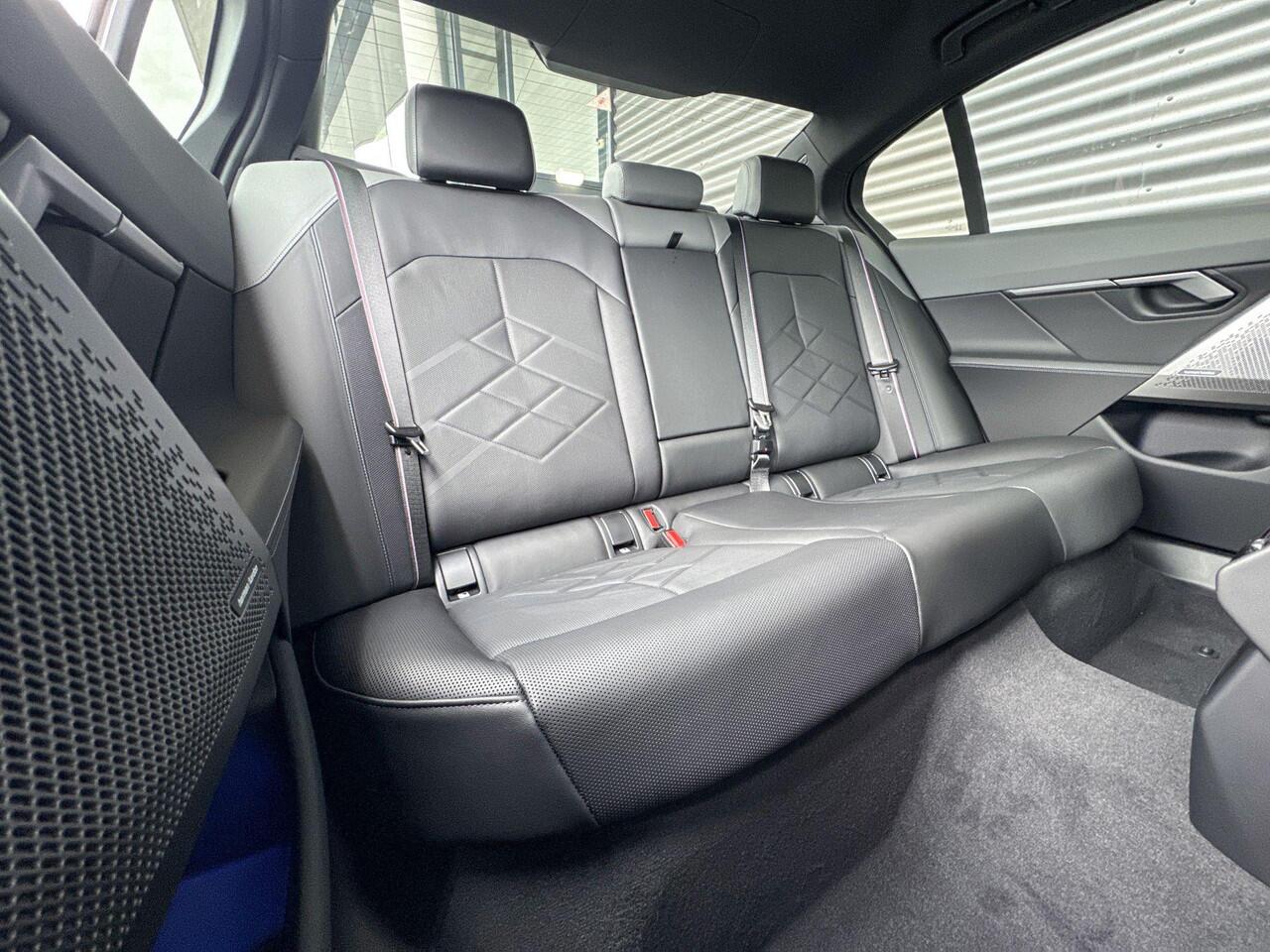 BMW 5-SERIE Sedan 530e M Sportpakket Pro / Innovation Pack / Travel Pack / Comfort Pack / Panoramadak / Trekhaak