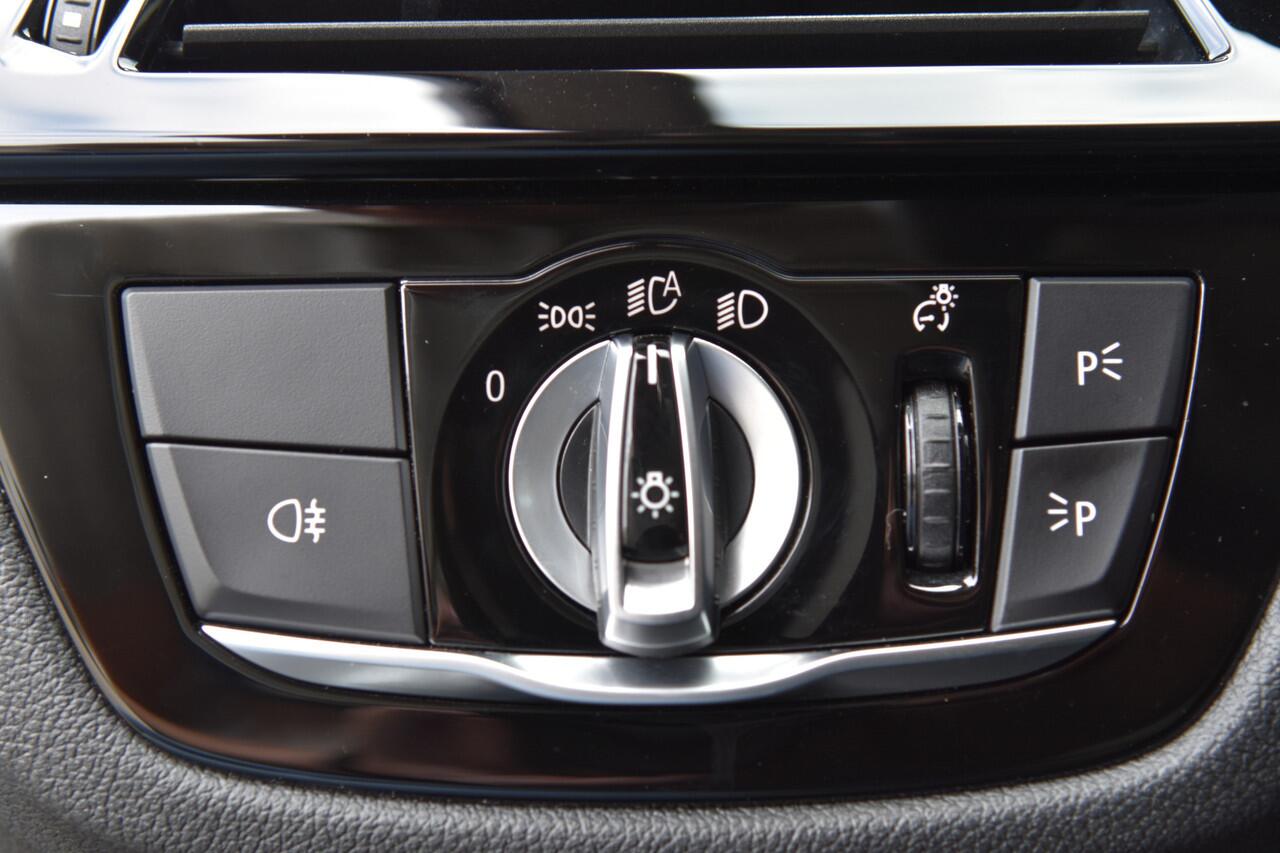 BMW 5-SERIE Touring 520i High Executive Edition * Comfort stoelen * Live cockpit * Grootlicht assistent * Dealer onderhouden *