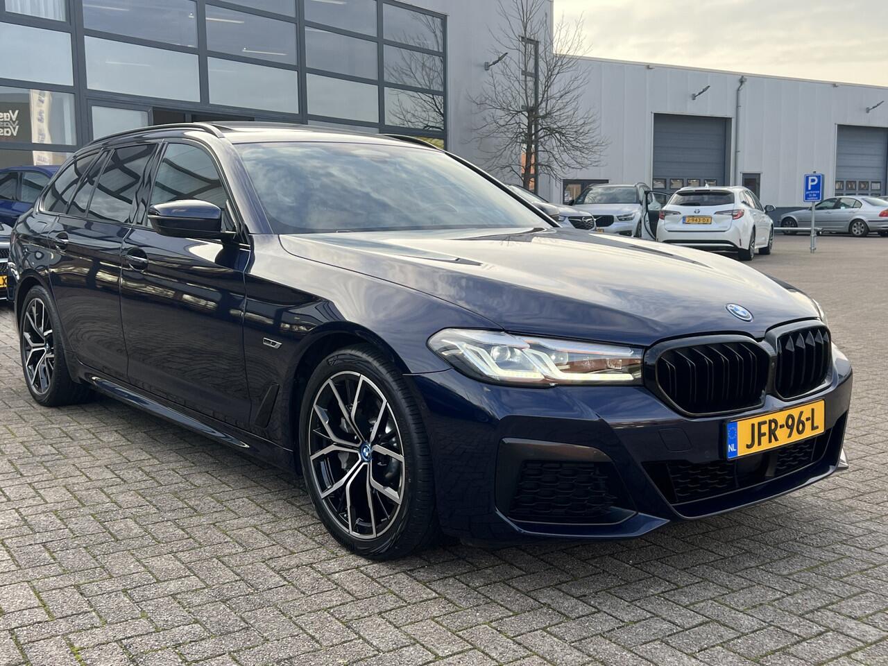 BMW 5-SERIE 530e M-Sport Plus Panoramadak Driving Ass Prof Keyless Rondzicht Camera Elek Stoelen Stoel + Stuurverwarming ACC DAB Head-Up Shadow Line BTW Tansanit Plug In Hybride 1e Eigenaar BTW Auto