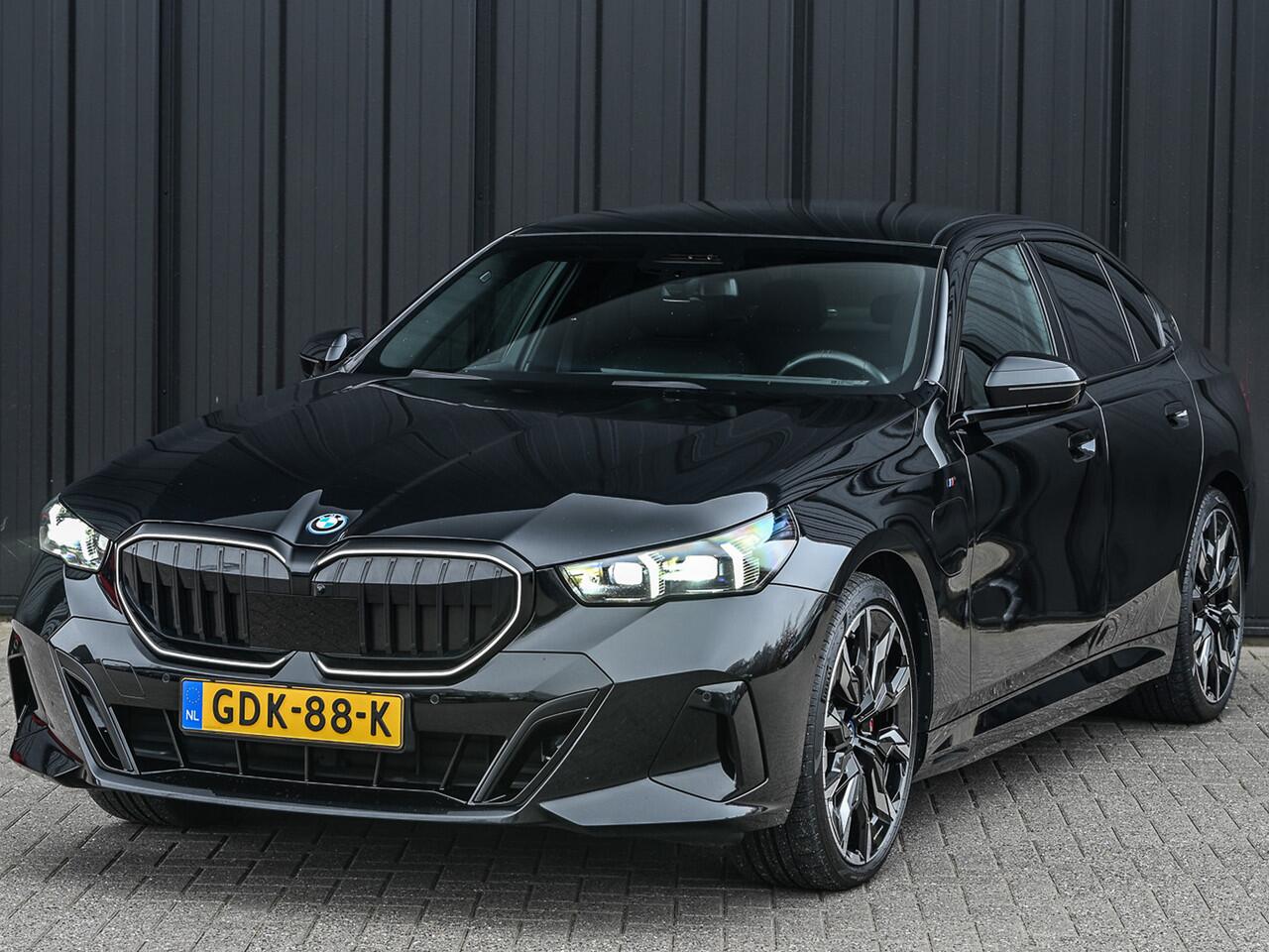 BMW 5-SERIE 550e xDrive M Sport pro · Adaptive Suspension · Iconic Glow · M Sport Brake · Shadowline Lights · Panorama dak · Comfort Seats · 4 Zone Climate · Ambiance Light · Adaptive Led · B&W Sound · Driving Assistant Professional