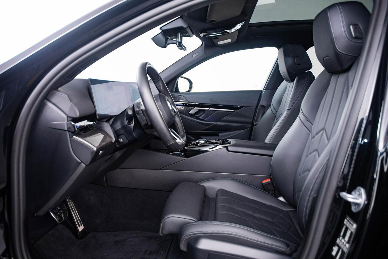 BMW 5-SERIE Touring 520i M Sport - Trekhaak - Panoramadak - Parking/Driving Assistant Professional - Head Up - Harman Kardon - Comfort Access - Standkachel - Stoelventilatie voor - Elektrisch verwarmde voor/achterstoelen -