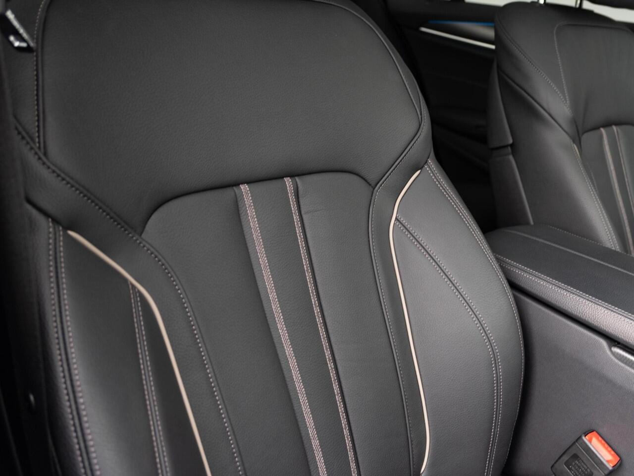 BMW 5-SERIE Sedan 520e | High Executive | M Sportpakket | Verwarmd Stuurwiel | Schuif-/kanteldak | Stoelverwarming | Head-Up Display | 19''